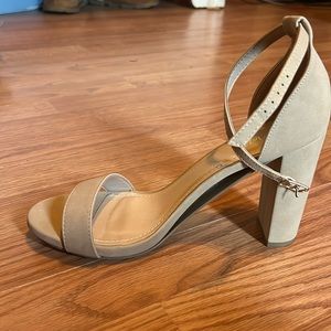 Y not? Heels Tan/beige